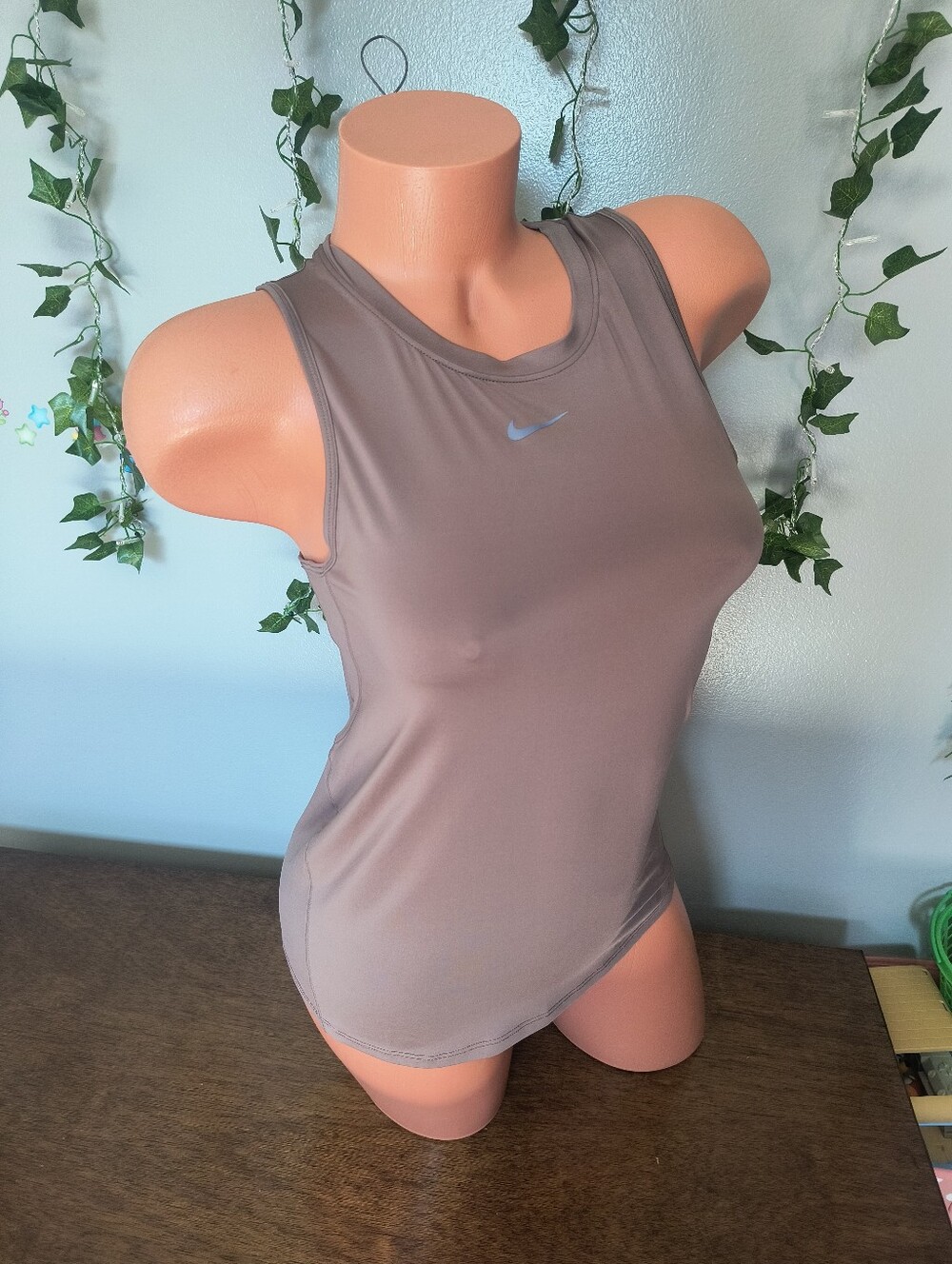 NWT Nike Women’s Sleeveless Training Tank Top Brown Taupe Size XS
